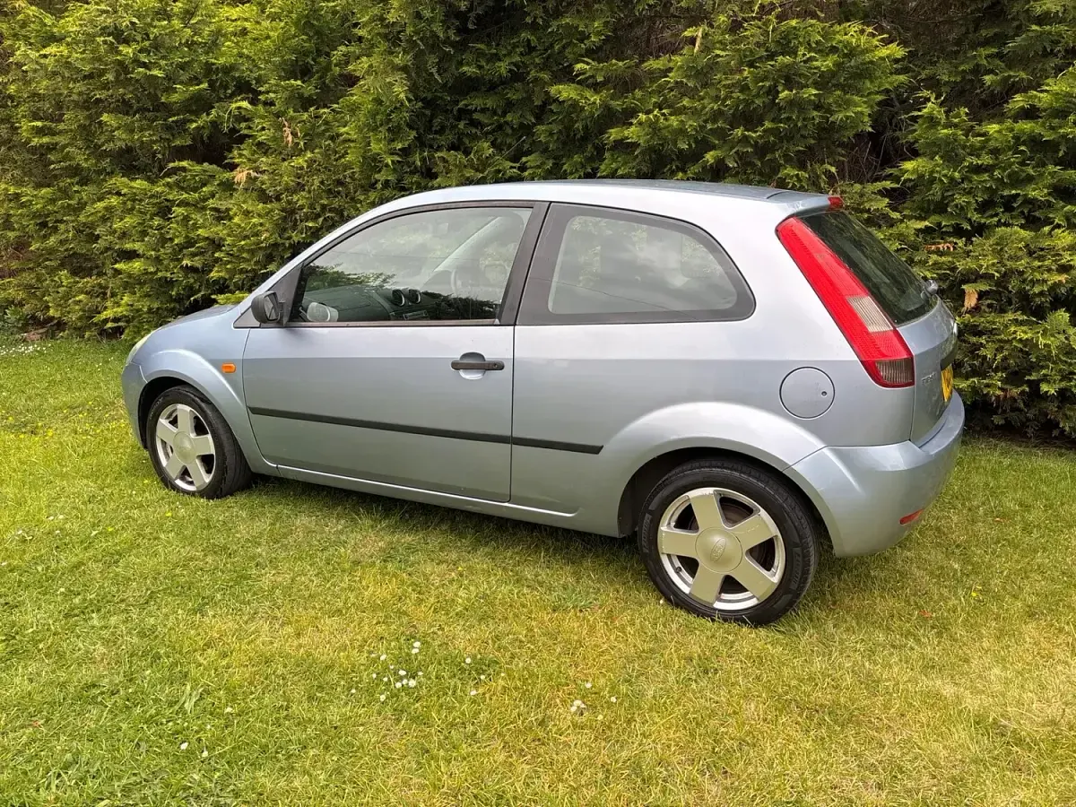 Used Ford Fiesta Zetec 79 HP (58 kW) 2005 Blue Hatchback
