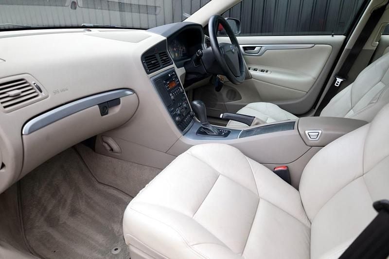 Used Volvo S60 SE 2005 Red Sedan