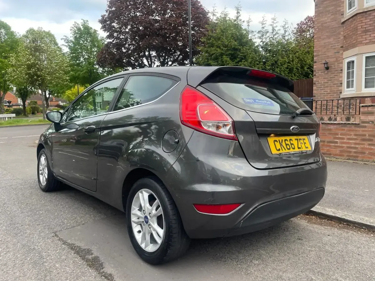 Usado Ford Fiesta Zetec 2016 Cinzento Citadino