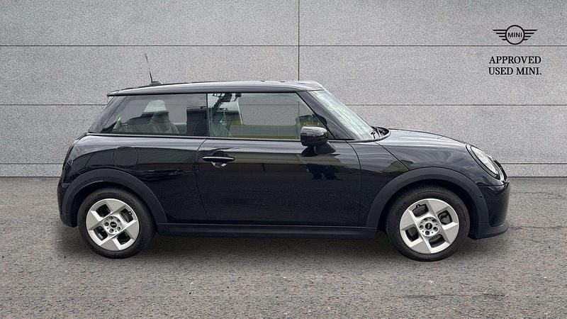 Usado Mini Cooper Hatch 113 kW (154 CV) 2025 Negro Utilitario