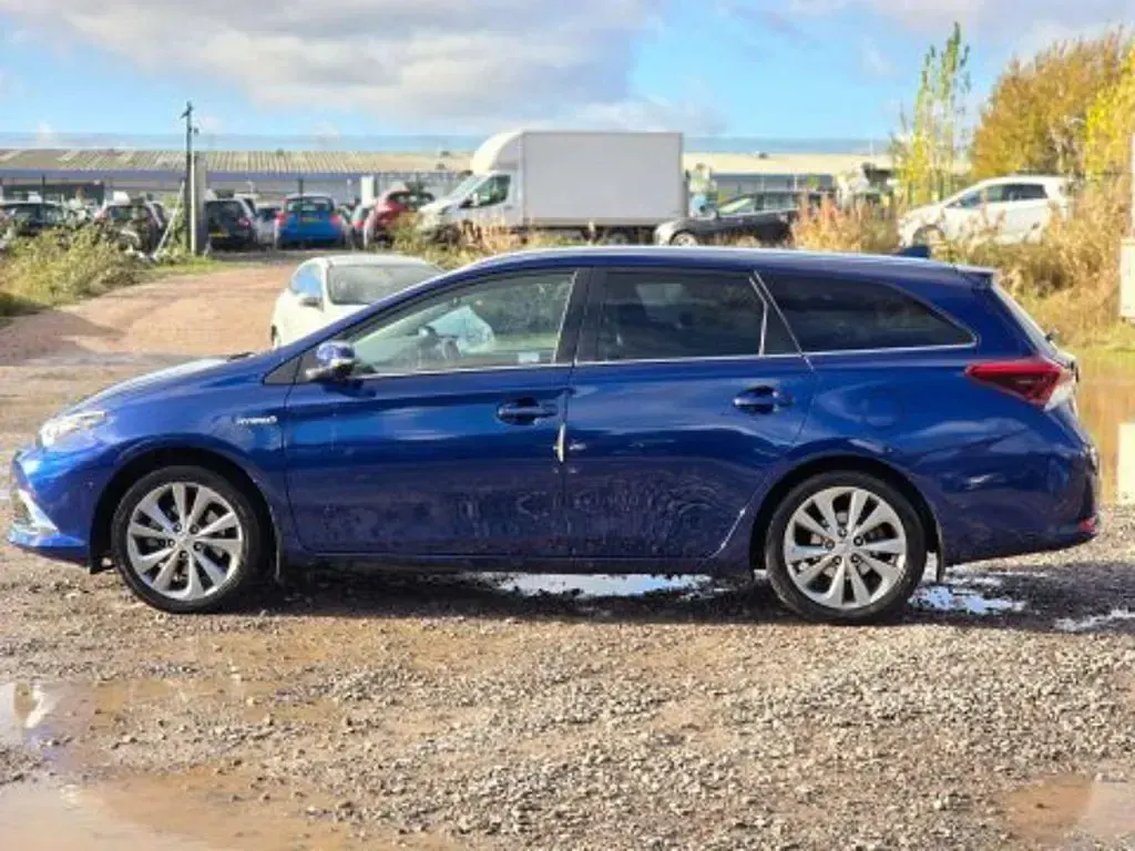 Used Toyota Auris Hybrid 136 HP (100 kW) 2018 Blue Estate