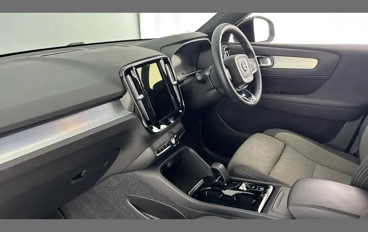 Used Volvo XC40 Plus 161 HP (118 kW) 2024 Silver SUV