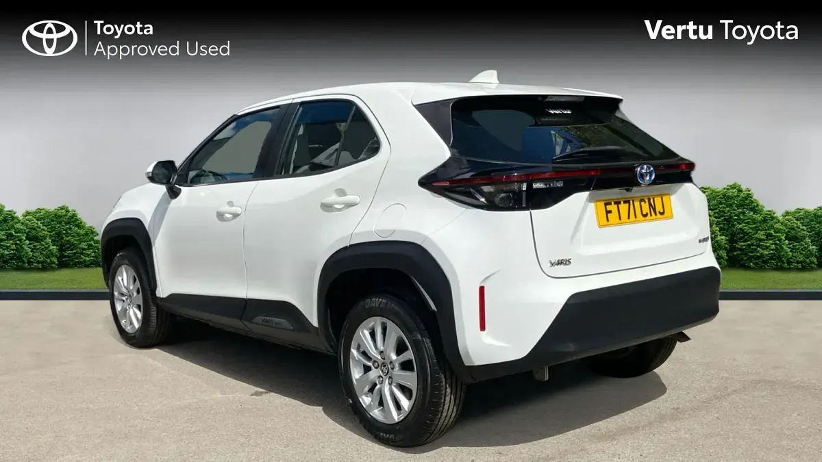 Used Toyota Yaris Hybrid 116 HP (85 kW) 2022 Pure white (solid paint) Estate
