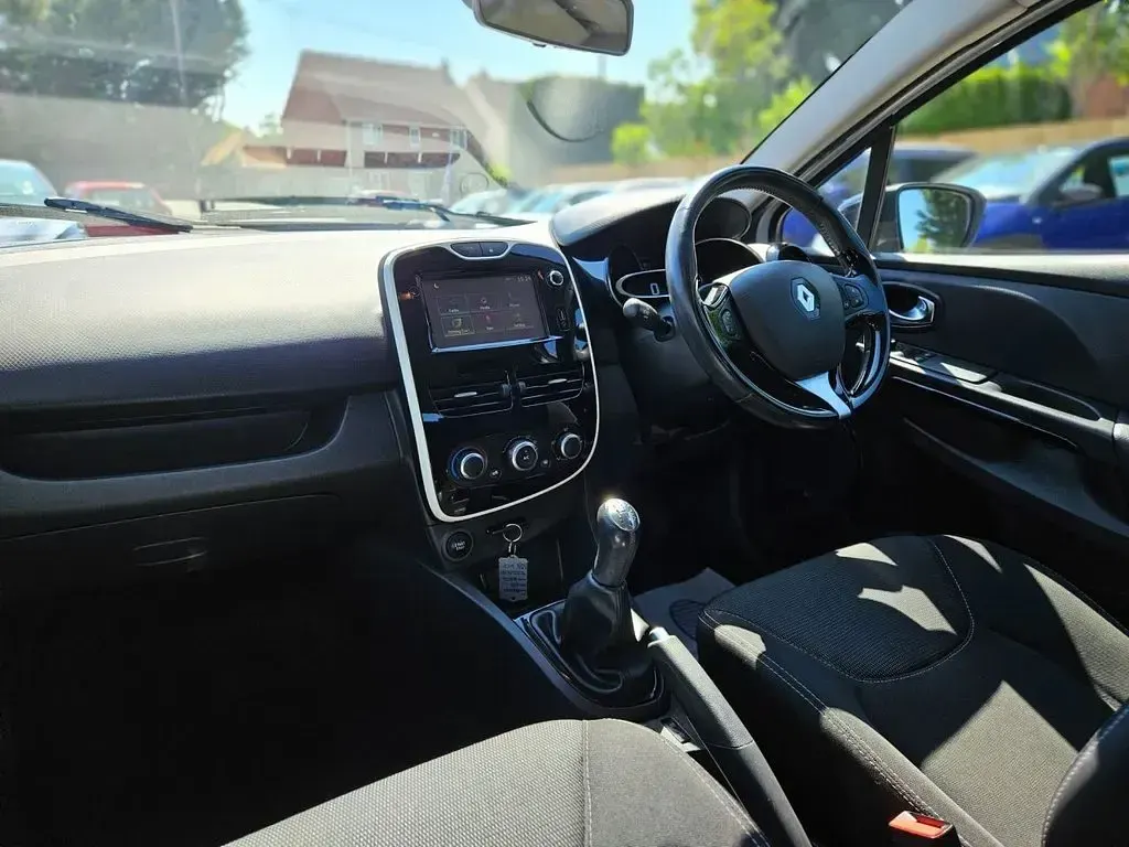 Used Renault Clio Dynamique 75 HP (55 kW) 2016 White Hatchback