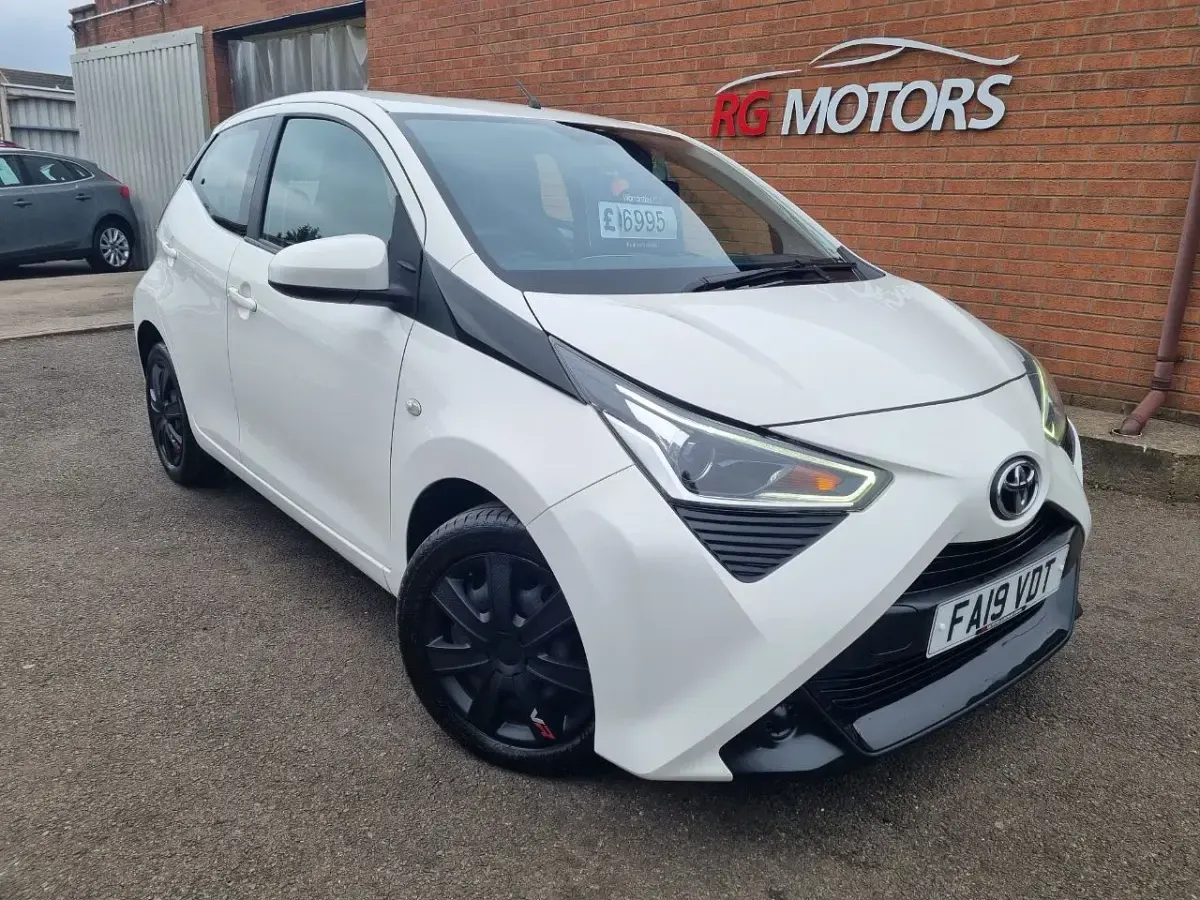 Used Toyota Aygo X-play 70 HP (51 kW) 2019 White Hatchback