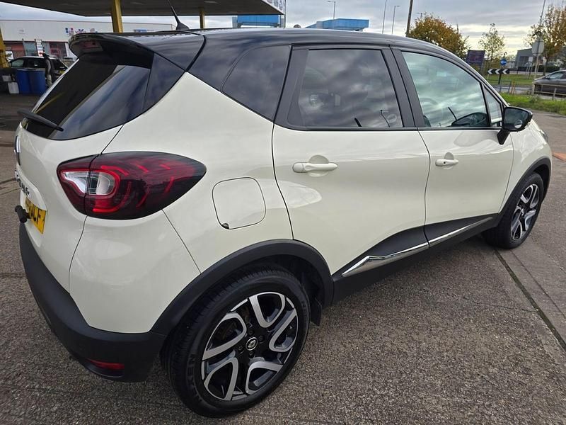 Used Renault Captur Iconic 90 HP (66 kW) 2018 Cream/black SUV