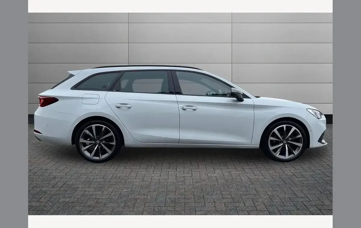 Used Seat Leon FR Sport 150 HP (110 kW) 2024 White Estate