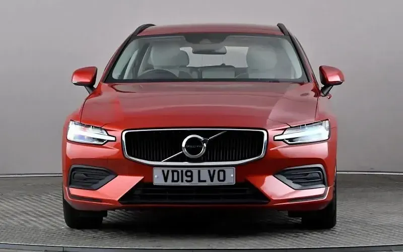 Używany Volvo V60 Momentum 150 KM (110 kW) 2019 Czerwony Kombi