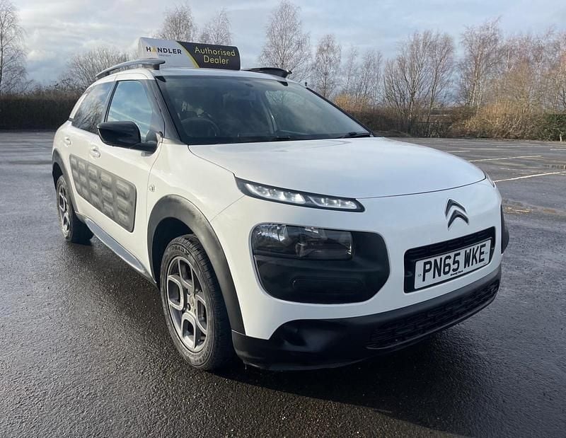 Used Citroën C4 Cactus Feel 82 HP (60 kW) 2015 White Hatchback