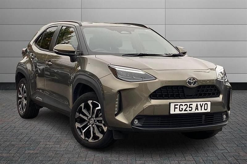 Forest green Used 2025 Toyota Yaris Cross Design SUV | £23,650 (Fair price) - Image 1/3