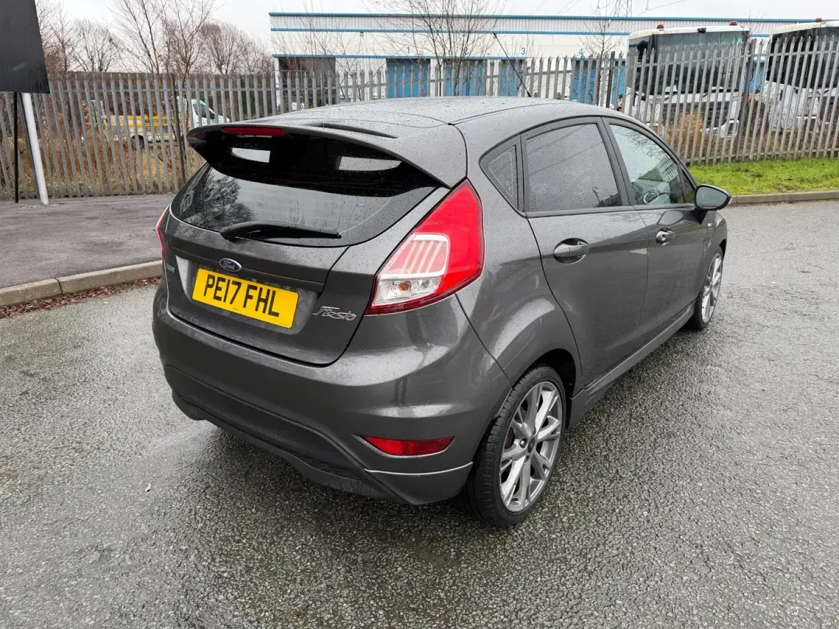 Begagnad Ford Fiesta ST-Line 100 HK (73 kW) 2017 Grå Halvkombi