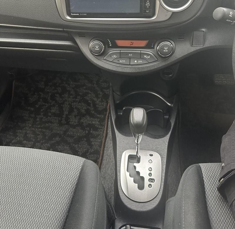 Used Toyota Yaris 99 HP (72 kW) 2013 Black Hatchback