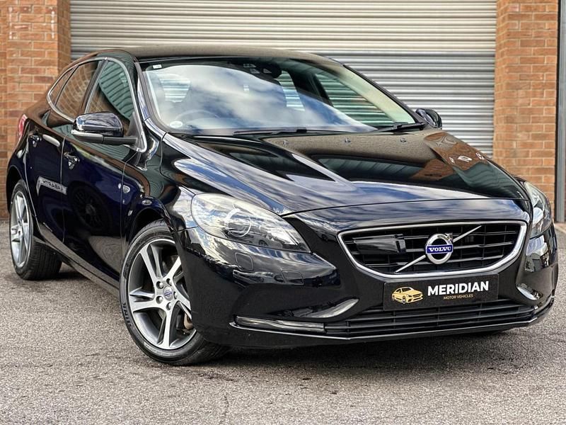 Used 2015 Volvo V40 SE Lux Hatchback | £10,495 (Fair price) - Image 1/4