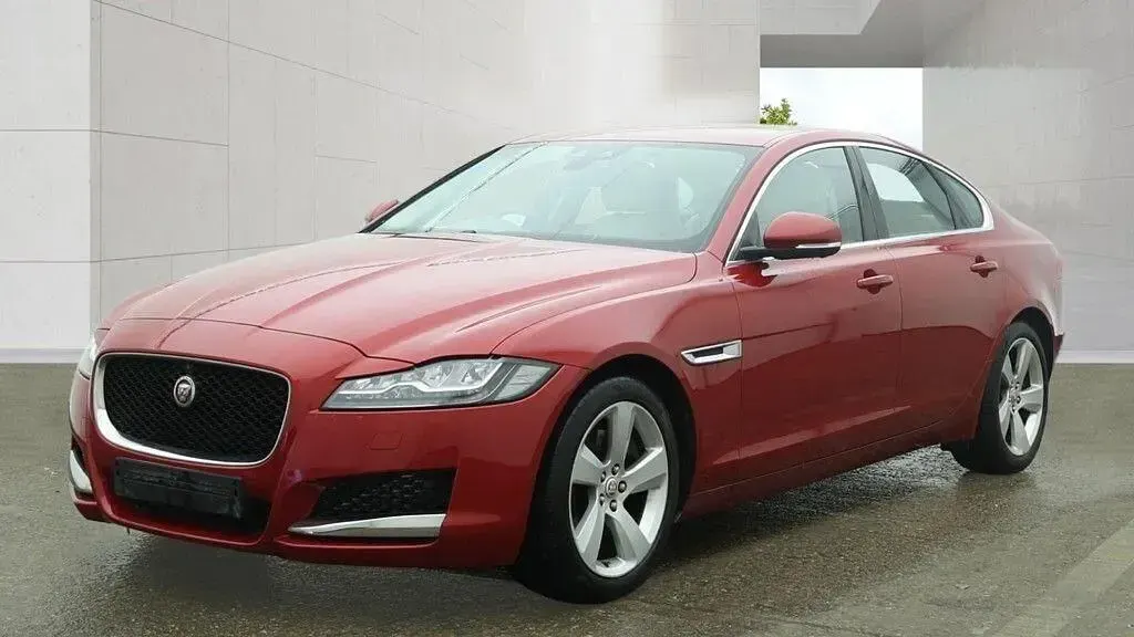 Begagnad Jaguar XF Portfolio 180 HK (132 kW) 2016 Röd Sedan