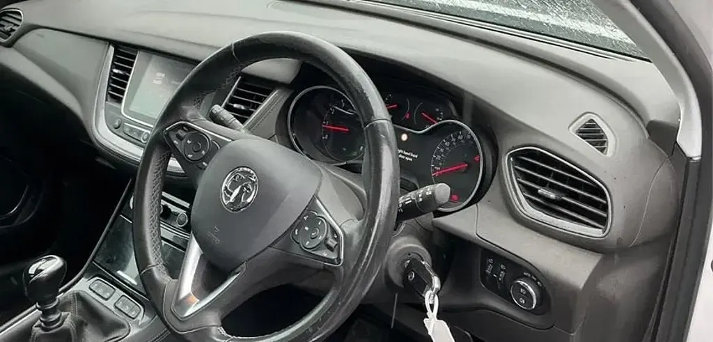 Used Vauxhall Grandland X SRi 130 HP (95 kW) 2020 White SUV