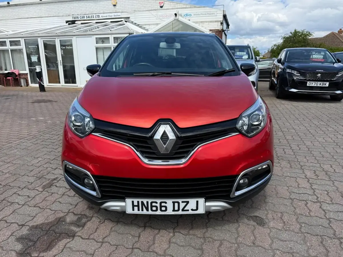 Used Renault Captur Signature 90 HP (66 kW) 2016 Red/black SUV