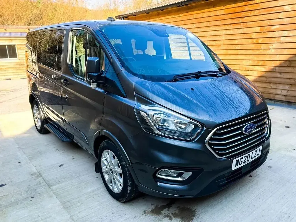 Usado Ford Tourneo Titanium 130 CV (95 kW) 2020 Gris Monovolumen