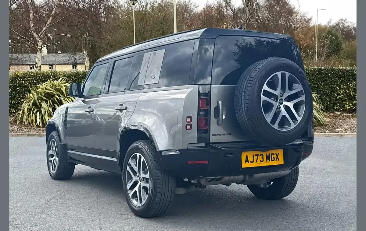 Used Land Rover Defender HSE Dynamic 296 HP (217 kW) 2023 Silver SUV