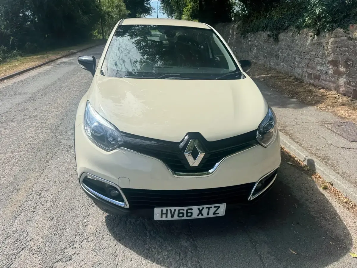 Used Renault Captur Dynamique 90 HP (66 kW) 2016 Cream SUV