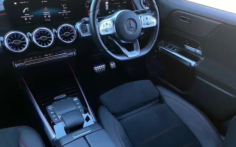 Usado Mercedes EQB300 AMG line 167 kW (228 HP) 2023 Branco SUV