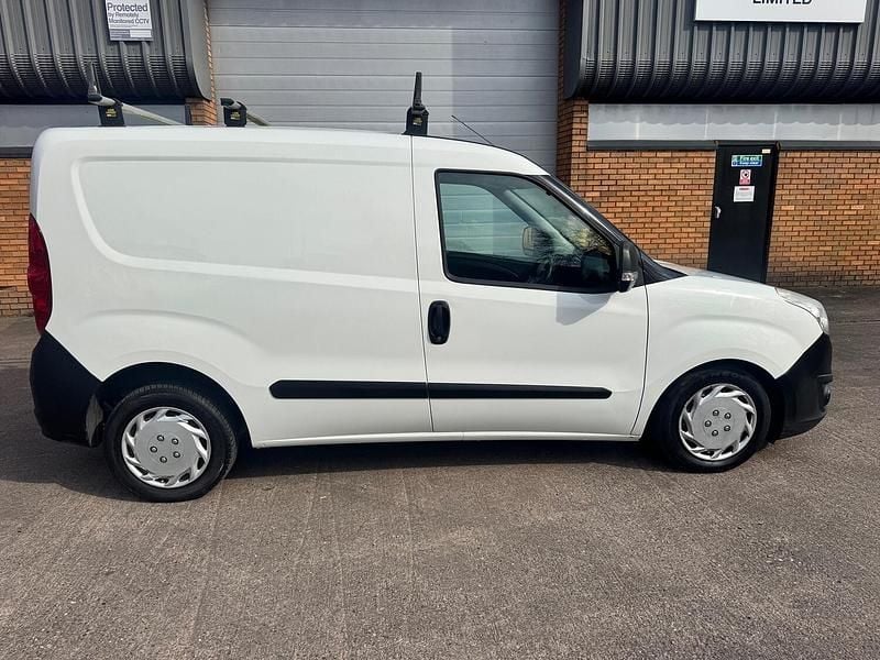 Second-hand Vauxhall Combo 105 CP (77 kW) 2014 Alb Monovolum
