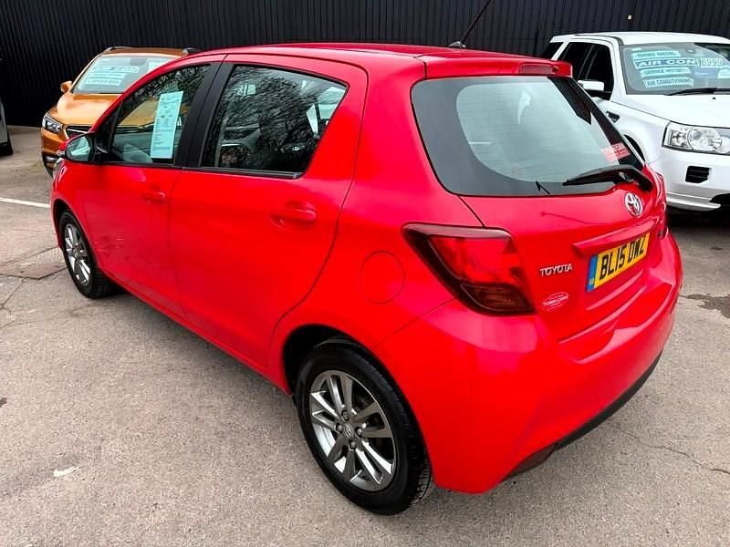 Used Toyota Yaris 99 HP (72 kW) 2015 Red Hatchback