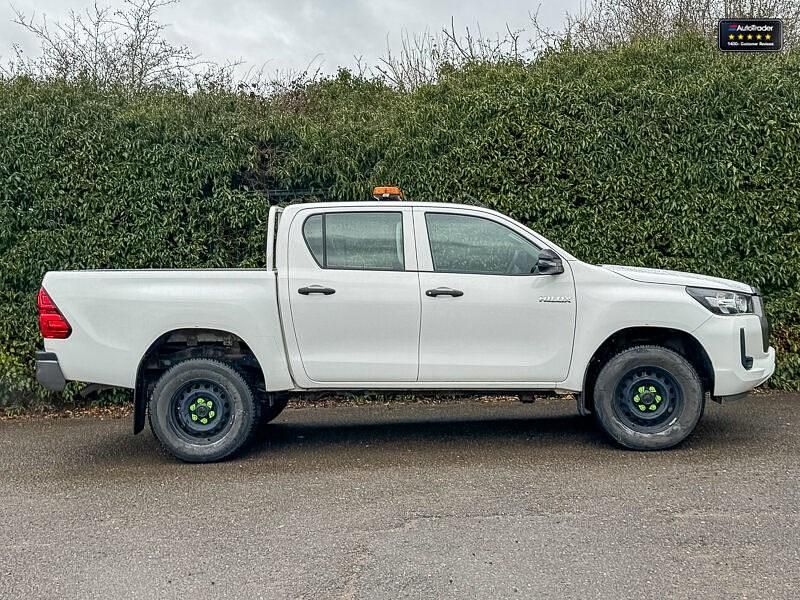 Used Toyota HiLux Active 150 HP (110 kW) 2021 White Pickup