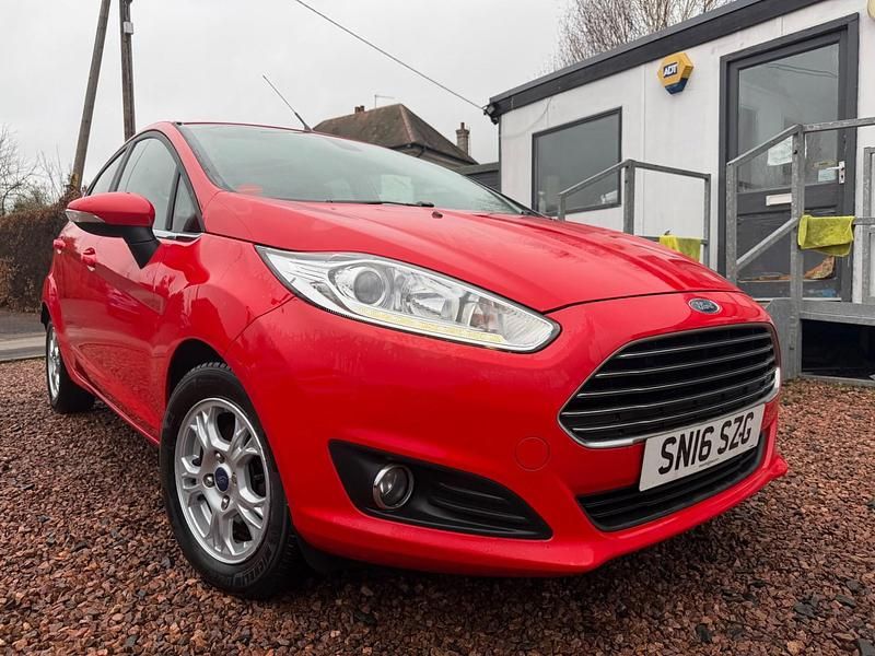Used Ford Fiesta Titanium 75 HP (55 kW) 2016 Red Hatchback