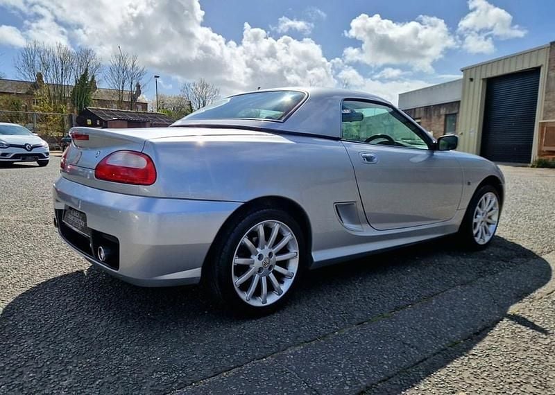 Usado MG TF SE 135 HP (99 kW) 2004 Prateado Cabrios