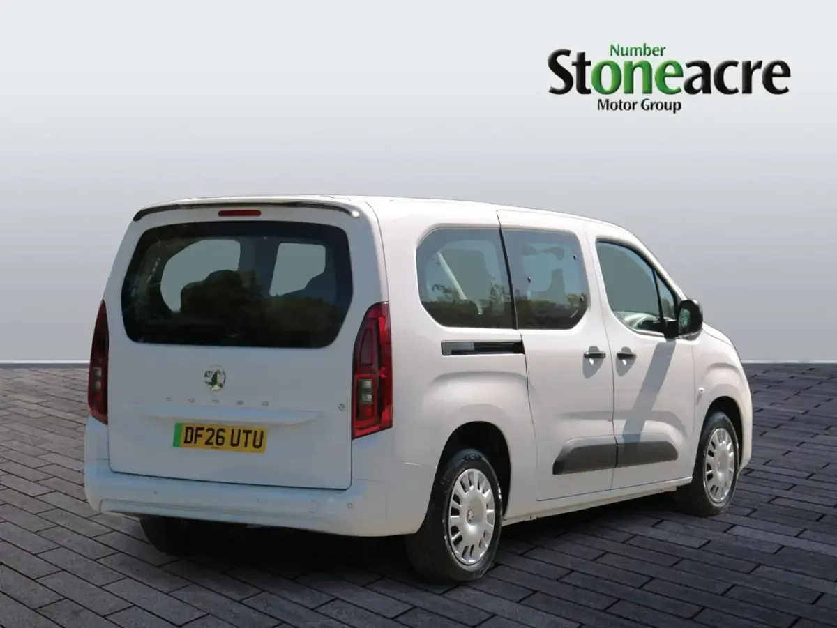 Nouă Vauxhall Combo Design Edition 100 kW (136 CP) 2026 Alb Monovolum