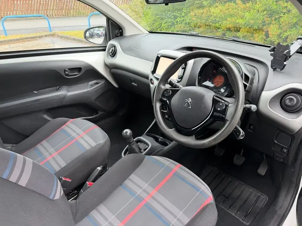 Used Peugeot 108 Active 68 HP (50 kW) 2015 White Hatchback