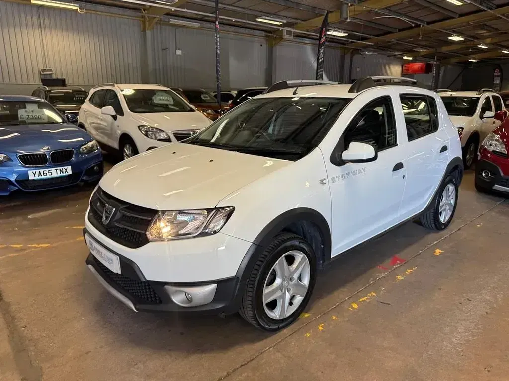 Used Dacia Sandero Lauréate 90 HP (66 kW) 2014 White Hatchback