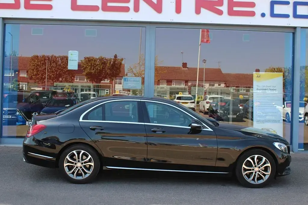 Używany Mercedes C220 170 KM (125 kW) 2015 Czarny Sedan/Limuzyna