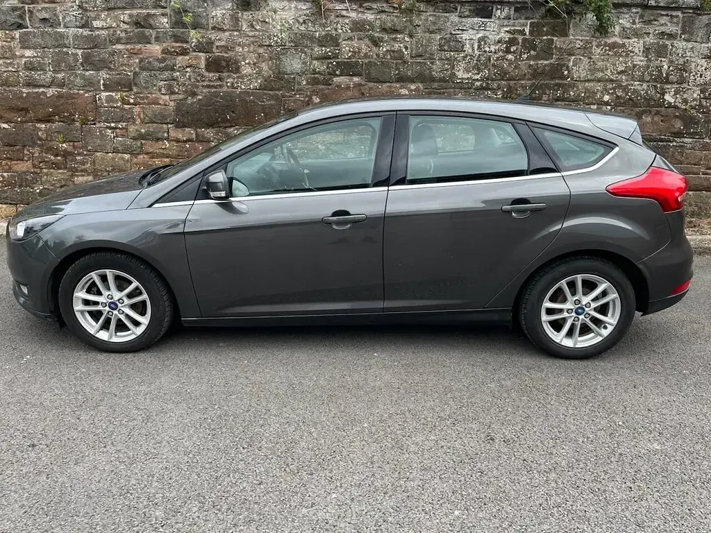 Used Ford Focus Zetec 120 HP (88 kW) 2015 Grey Hatchback