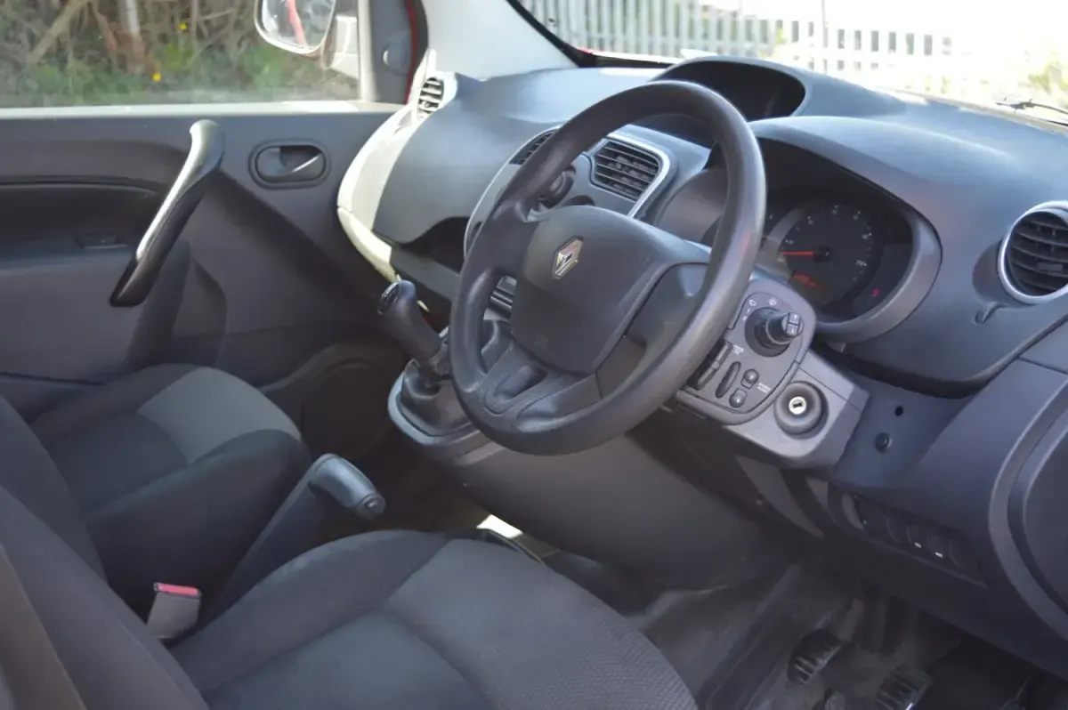 Usado Renault Kangoo Business 90 CV (66 kW) 2019 Rojo Monovolumen