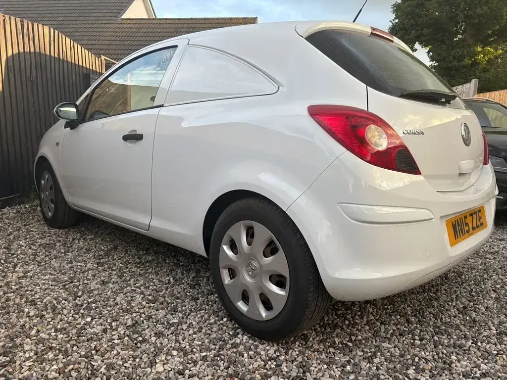 Used Vauxhall Corsa 95 HP (69 kW) 2015 White Hatchback