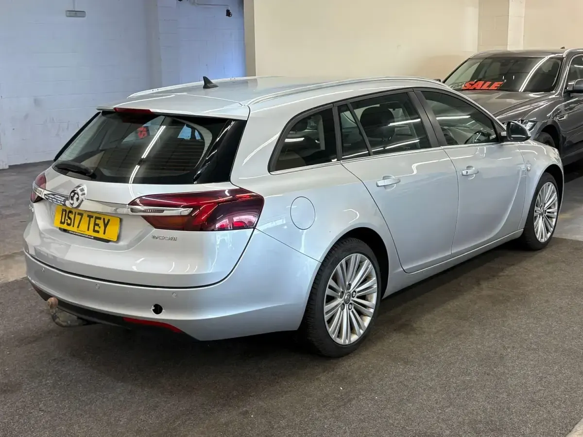 Begagnad Vauxhall Insignia Design Edition 2017 Silver Kombi