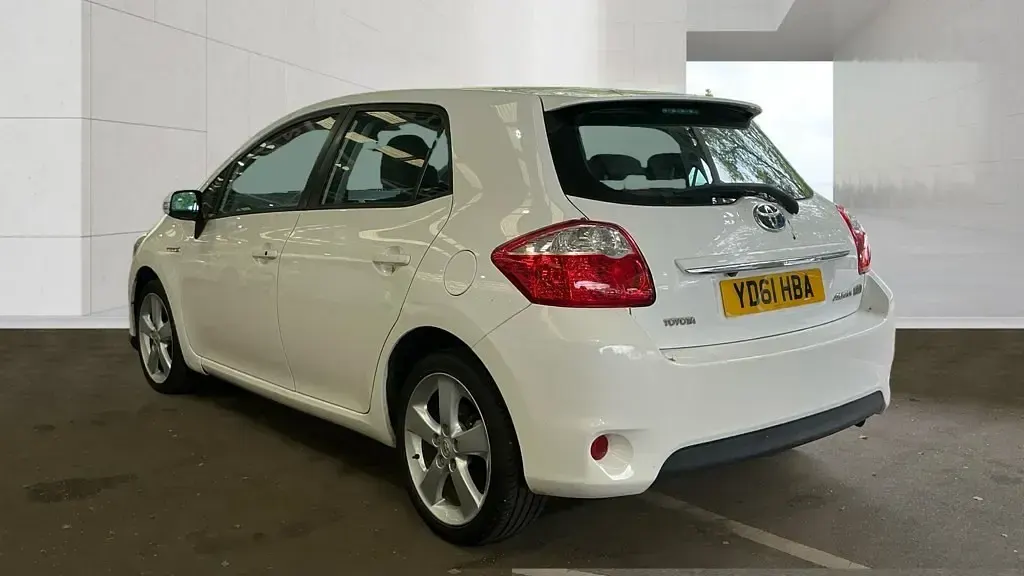 Used Toyota Auris Hybrid 2011 White Hatchback