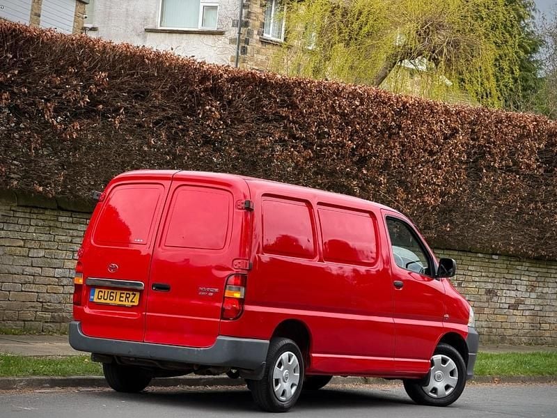 Used Toyota HiAce 95 HP (69 kW) 2011 Red Van