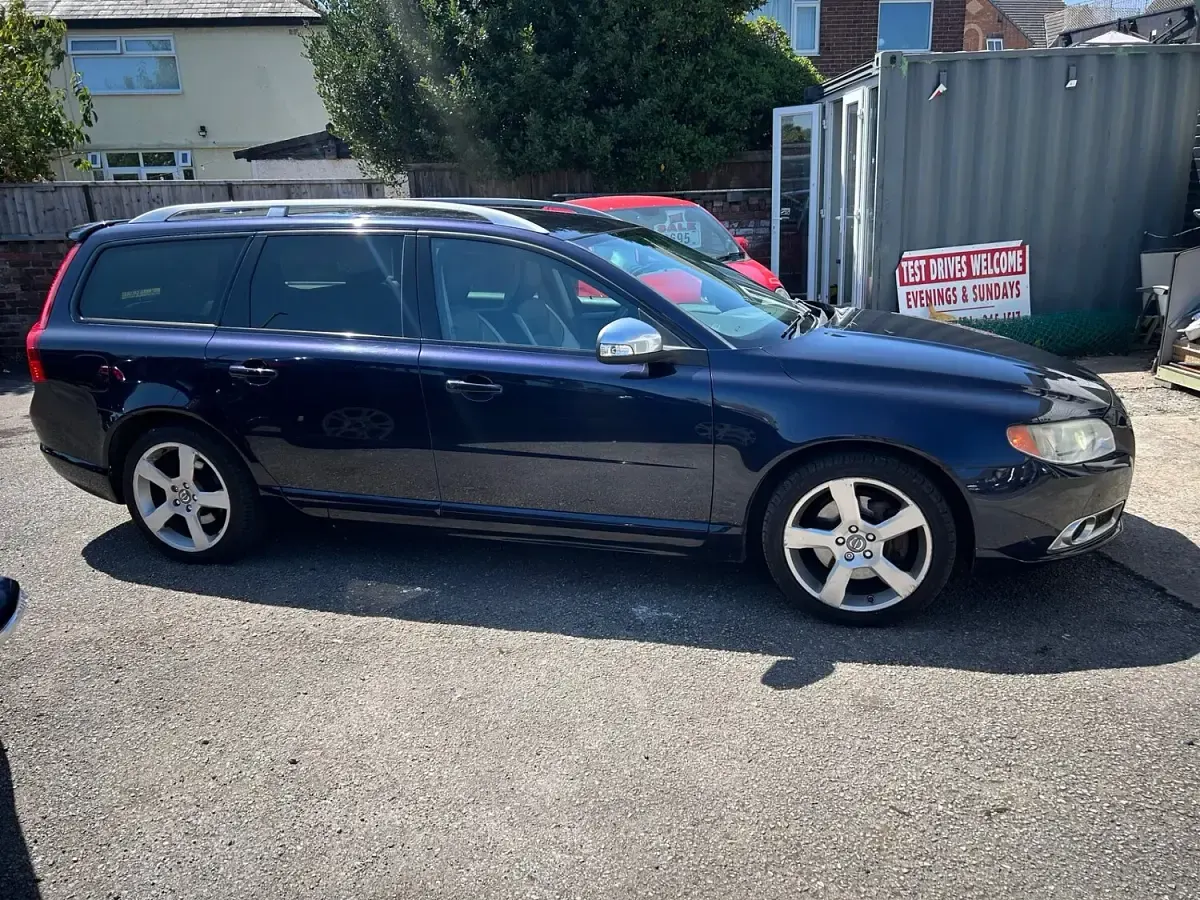 Used Volvo V70 SE 2010 Blue Estate