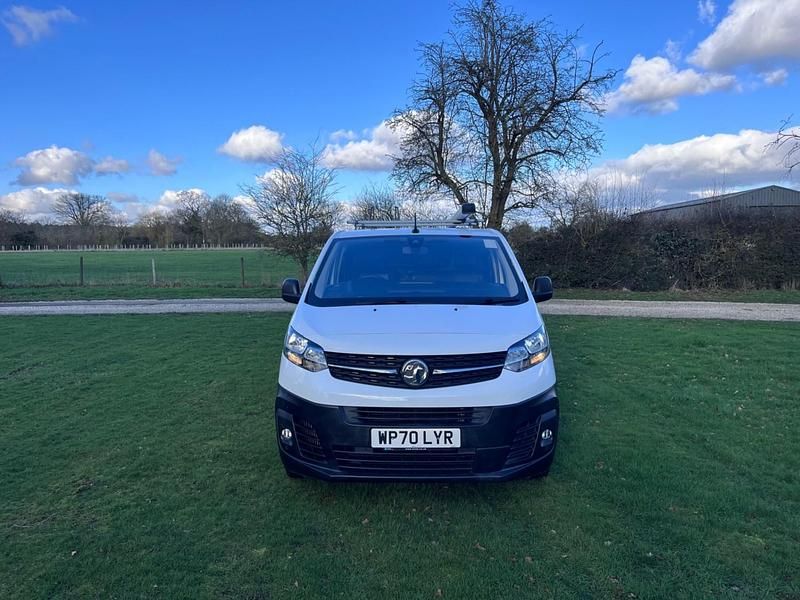 Used Vauxhall Vivaro 120 HP (88 kW) 2020 White MPV