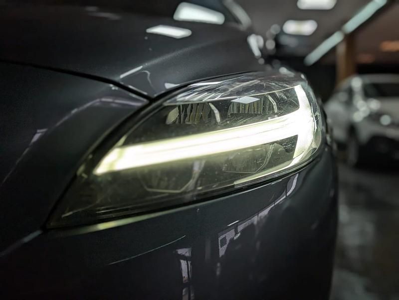 Used Volvo V40 Momentum 122 HP (89 kW) 2018 Grey Hatchback