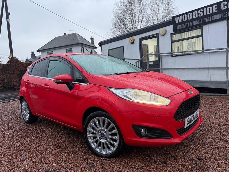 Used Ford Fiesta Titanium 125 HP (91 kW) 2013 Red Hatchback