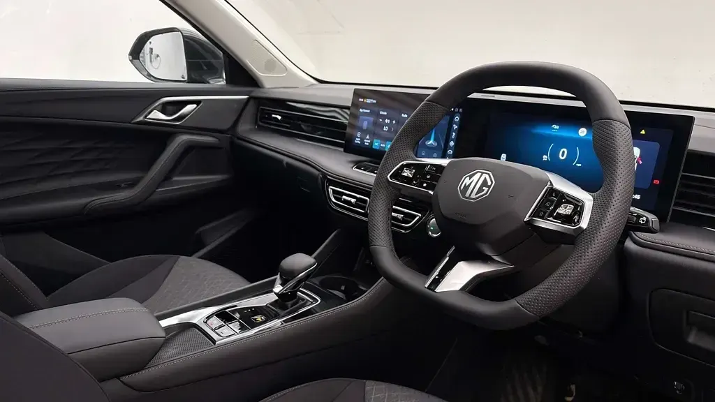 New MG HS SE 2025 Metallic  black pearl SUV
