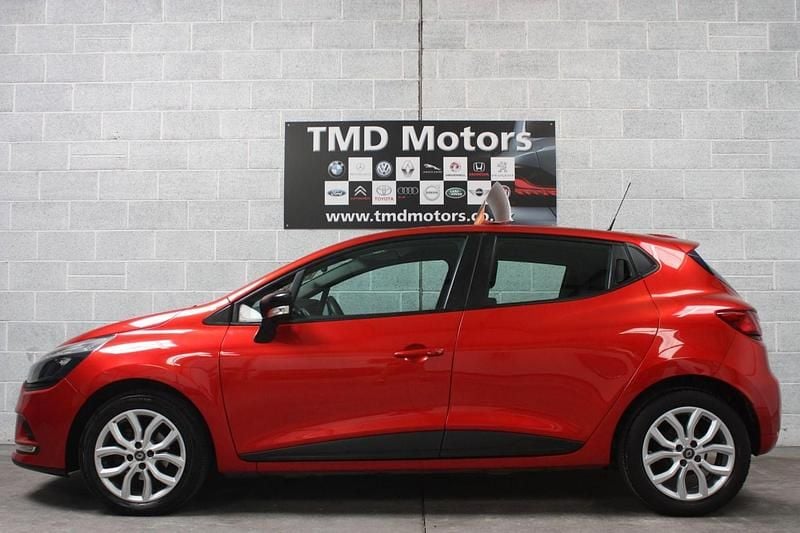 Used Renault Clio IV Play 90 HP (66 kW) 2017 Red Hatchback