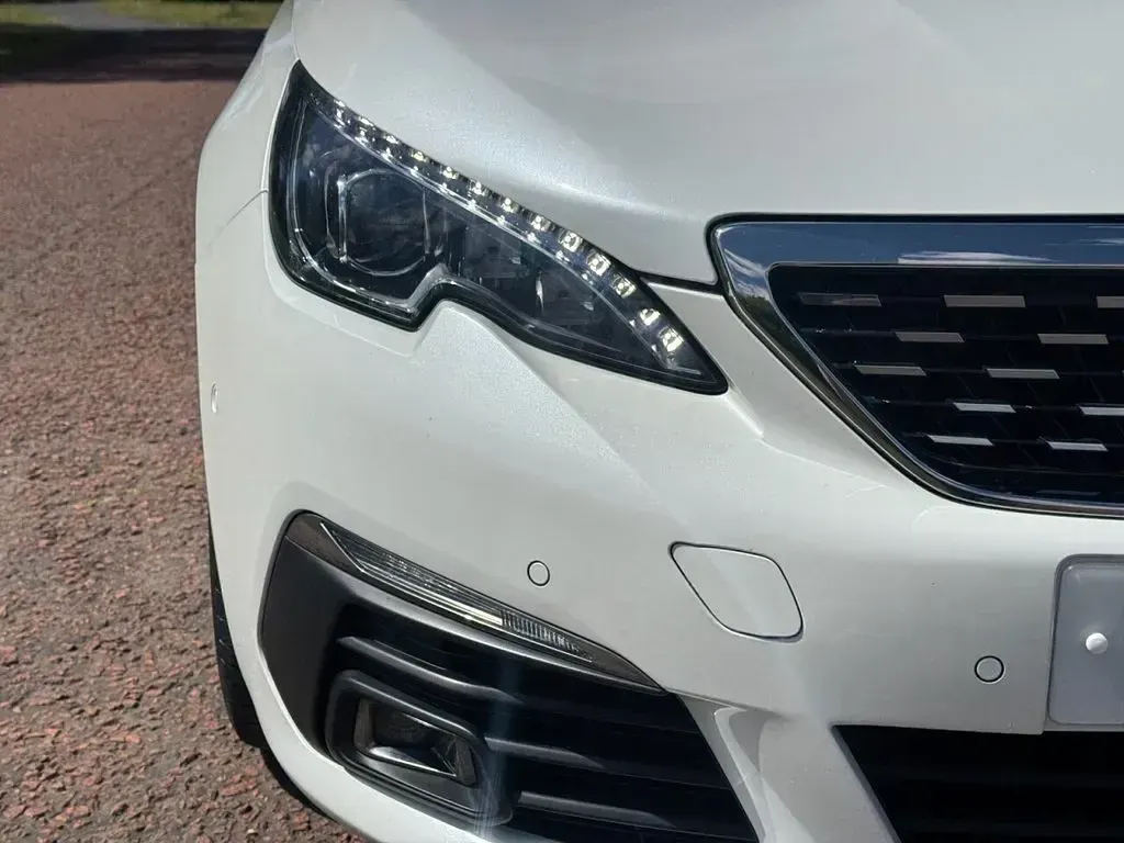 Used Peugeot 308 SW GT 180 HP (132 kW) 2017 White Estate