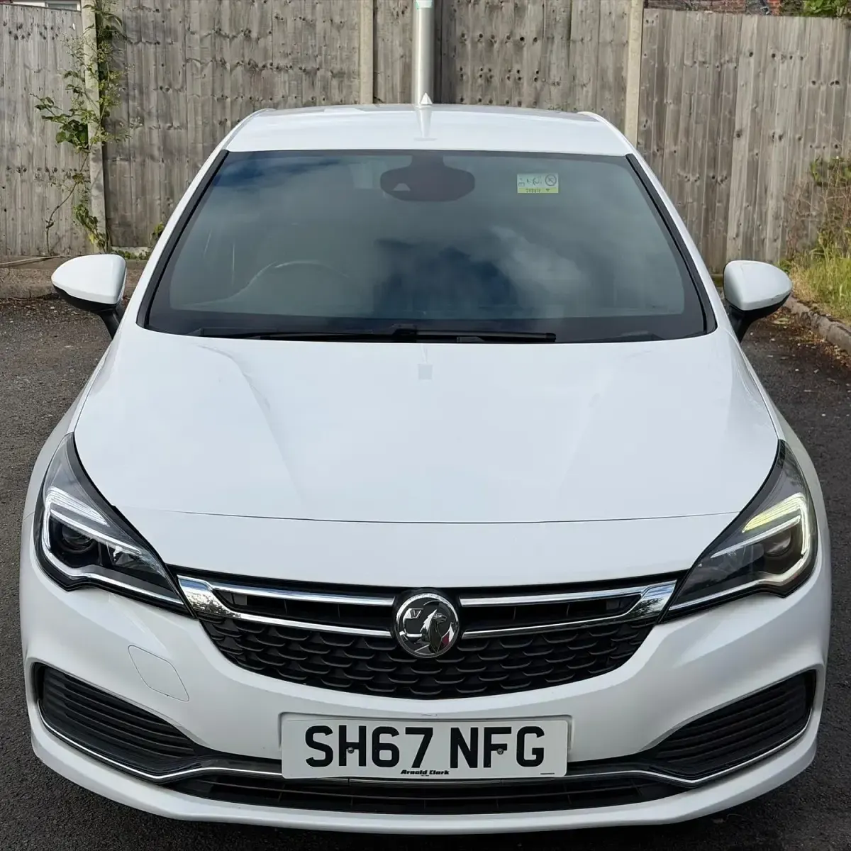 Used Vauxhall Astra SRi 110 HP (80 kW) 2017 White Hatchback