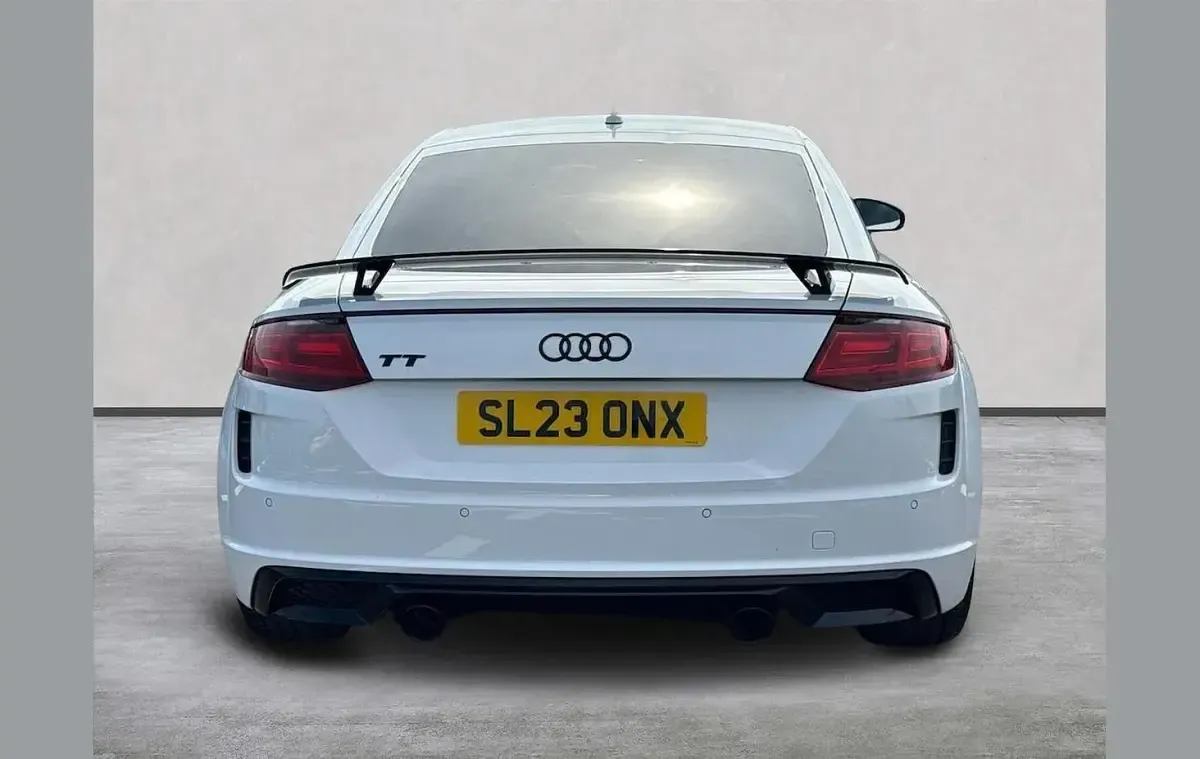 Begagnad Audi TT Black Edition 197 HK (144 kW) 2023 Vit Sportkupé