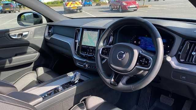 Begagnad Volvo XC60 Plus 197 HK (144 kW) 2022 Grå SUV