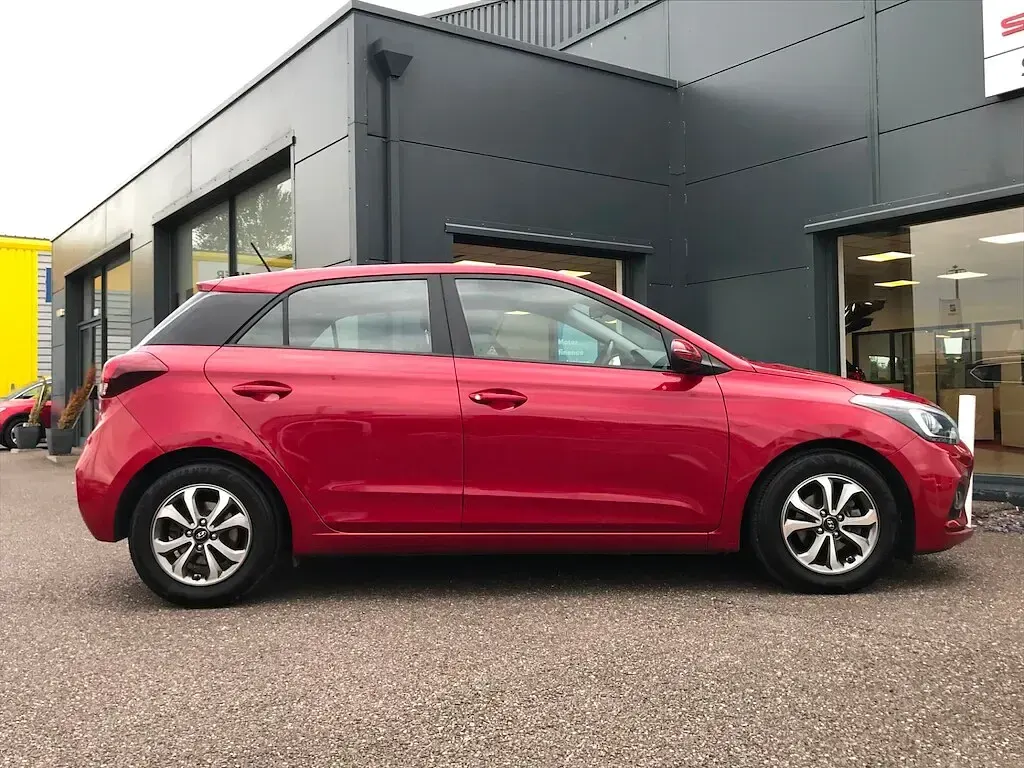 Used Hyundai i20 SE 84 HP (61 kW) 2019 Red Hatchback